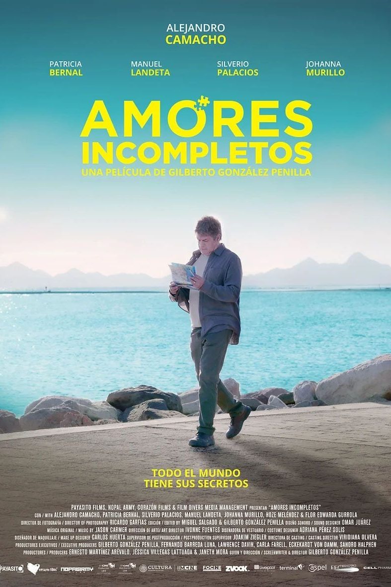 Cartel de Amores incompletos: Alejandro Camacho camina frente al mar leyendo un diario; «Todo el mundo tiene sus secretos»