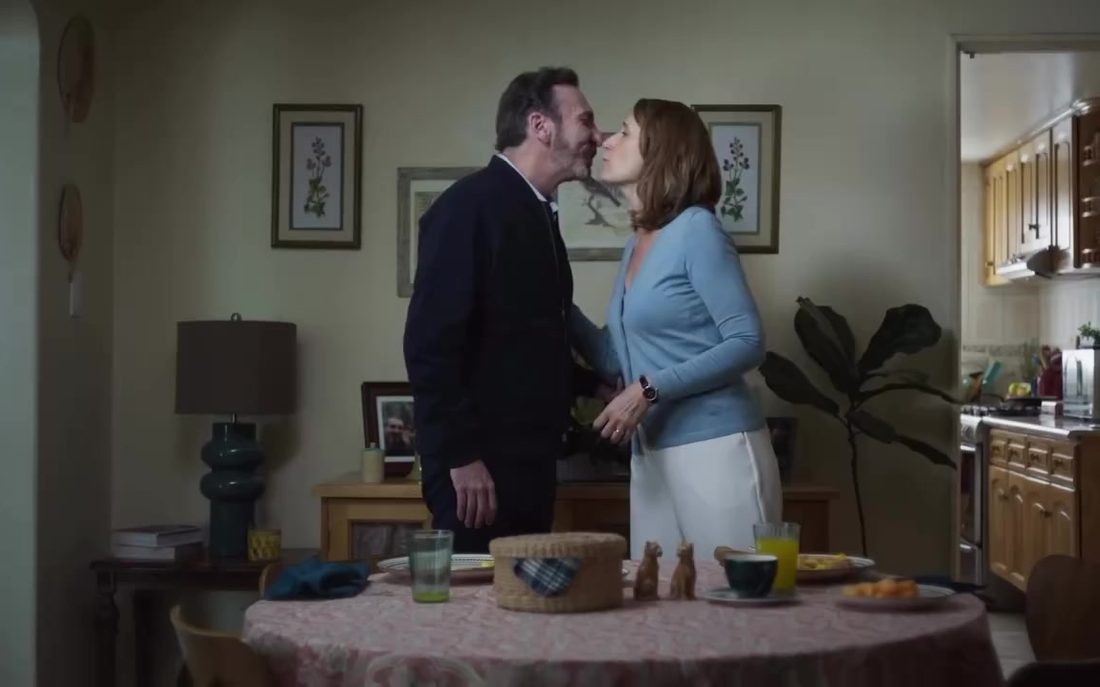 Fotograma de Bailando solo: un matrimonio se despide con un beso en la cocina de su casa