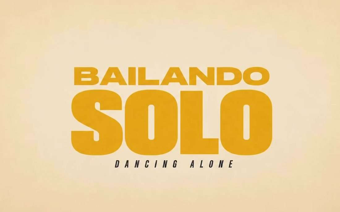 Título de la película Bailando solo, Dancing Alone, en letras amarillas sobre fondo crema